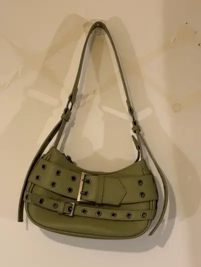 Cartera verde oliva con detalles metálicos - miniatura 1