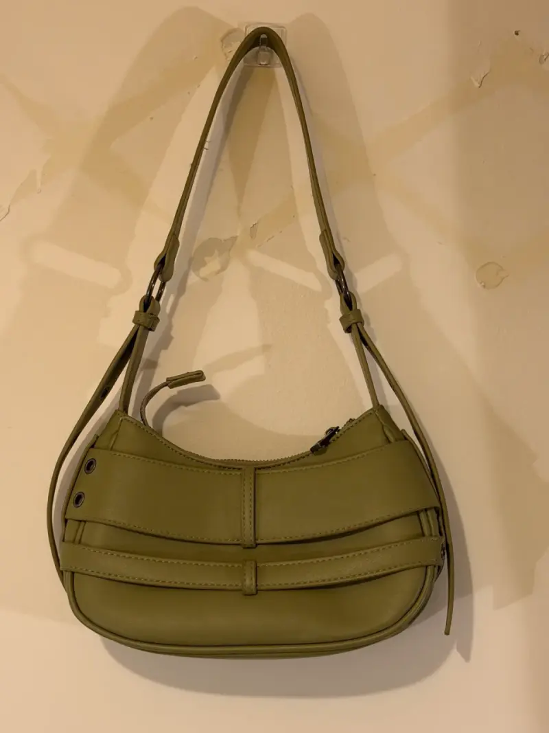 Cartera verde oliva con detalles metálicos - 2