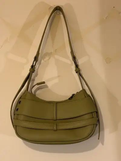 Cartera verde oliva con detalles metálicos - miniatura 2
