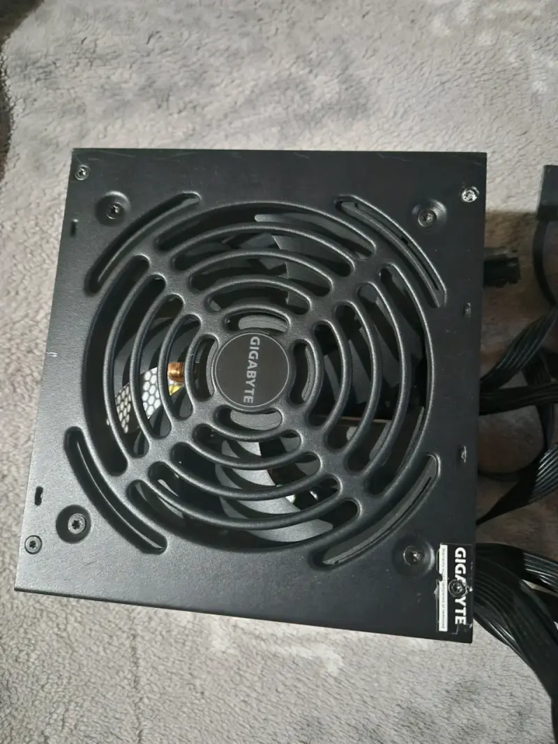 Fuente de Poder Gigabyte P550B 550W 80 Plus Bronze - 3