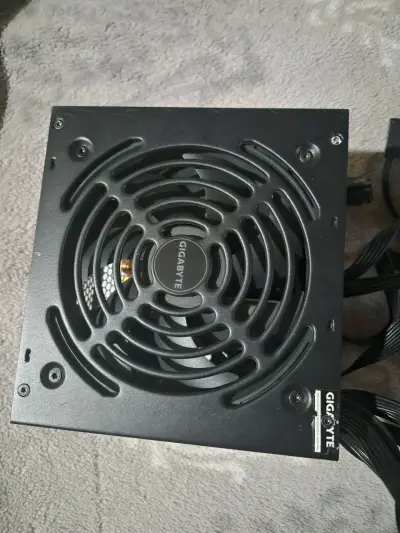 Fuente de Poder Gigabyte P550B 550W 80 Plus Bronze - miniatura 3