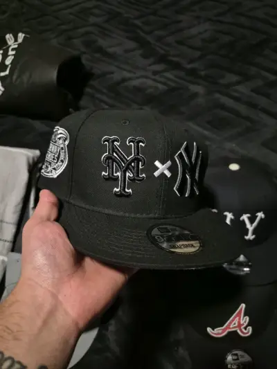 Gorra Snapback New Era Negra con Logos - miniatura 1