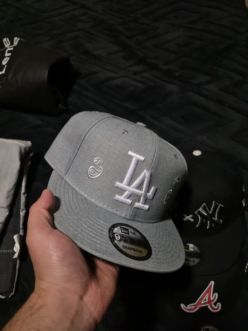 Gorra Snapback New Era Negra con Logos - 2