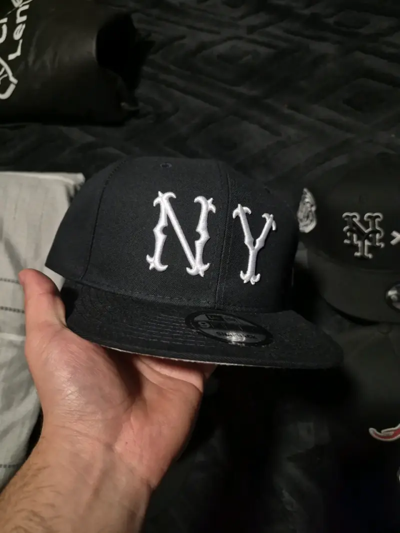 Gorra Snapback New Era Negra con Logos - 3