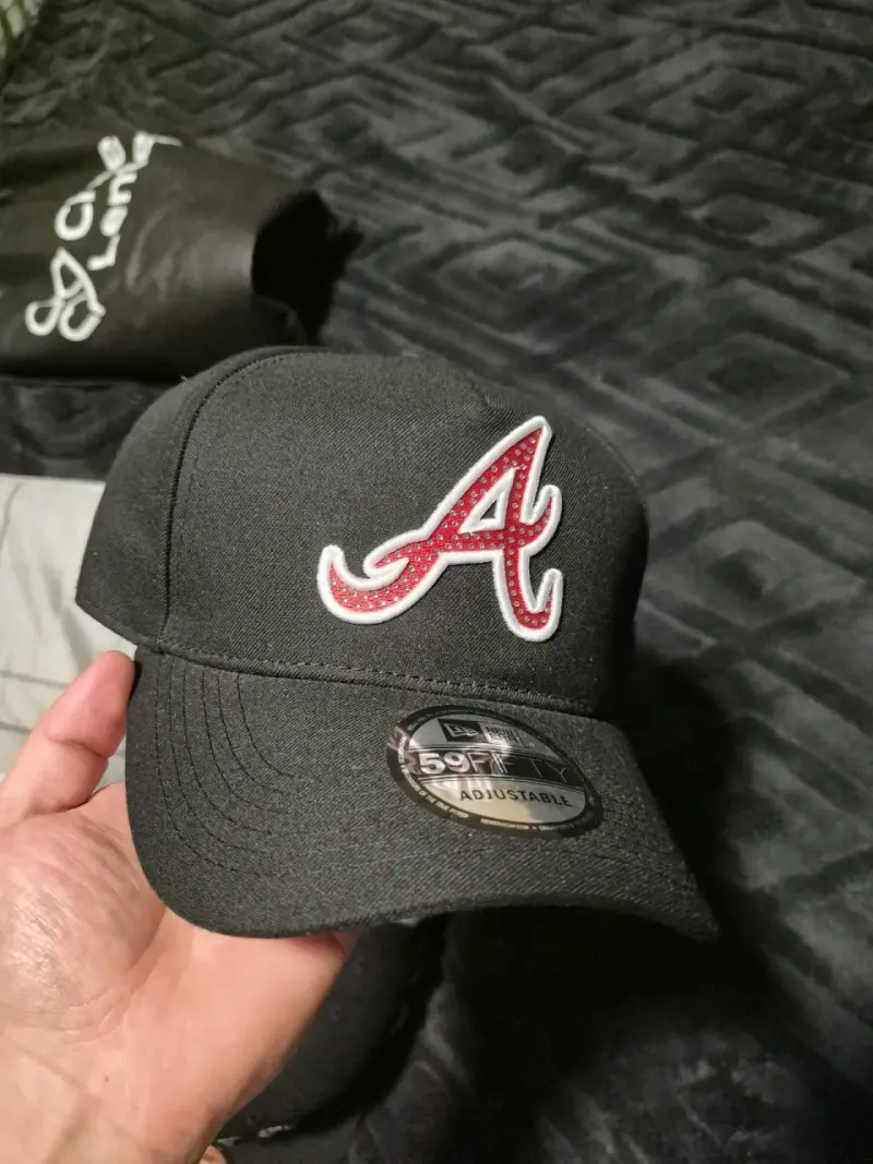 Gorra Snapback New Era Negra con Logos - 4