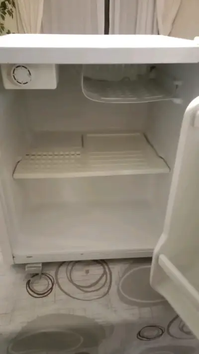 Mini refrigerador blanco compacto - miniatura 1