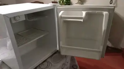Mini refrigerador blanco compacto - miniatura 2