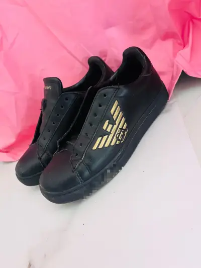 Zapatillas negras de cuero con logo dorado - miniatura 1