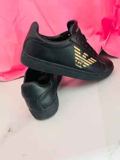 Zapatillas negras de cuero con logo dorado - miniatura 2