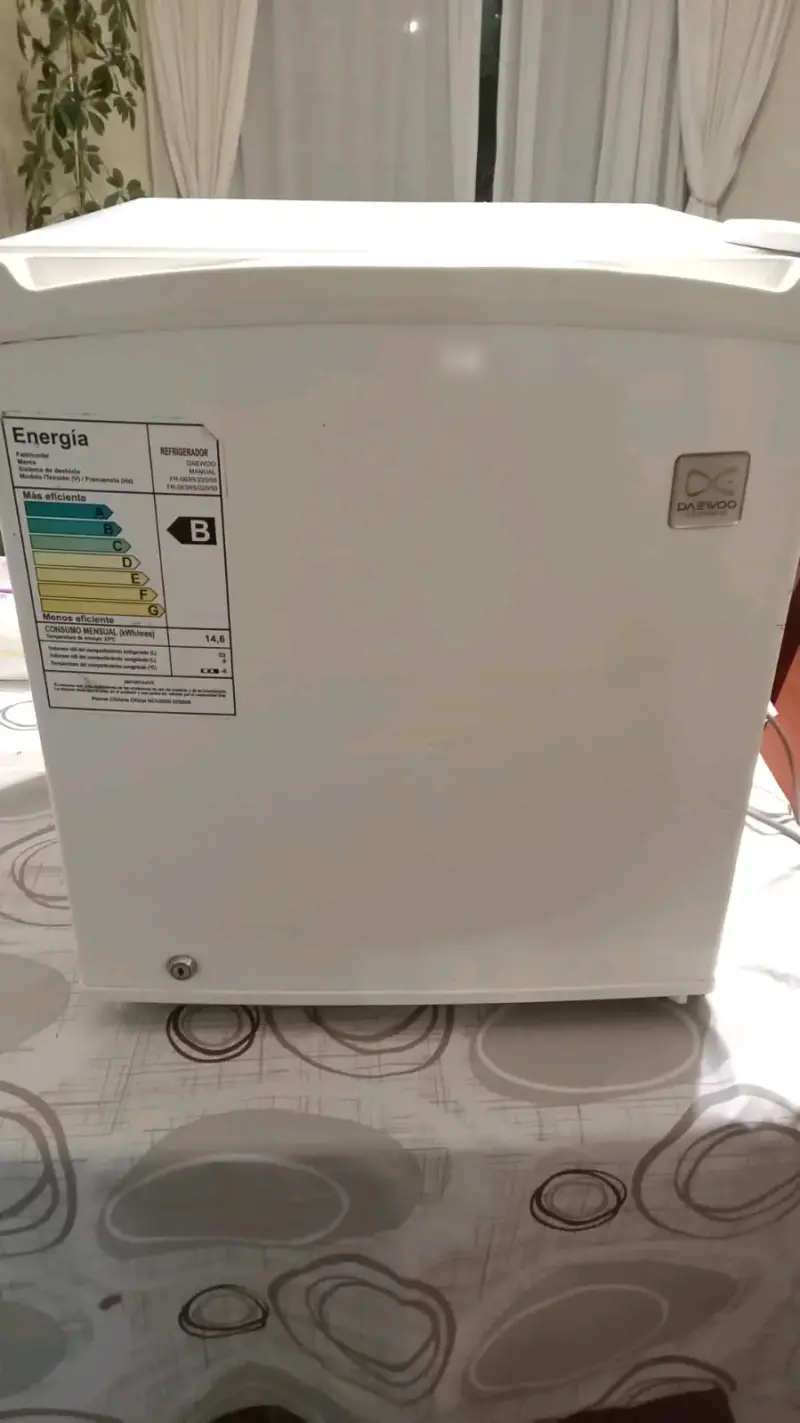 Mini refrigerador blanco compacto - 3