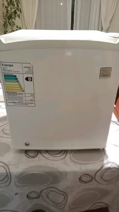 Mini refrigerador blanco compacto - miniatura 3