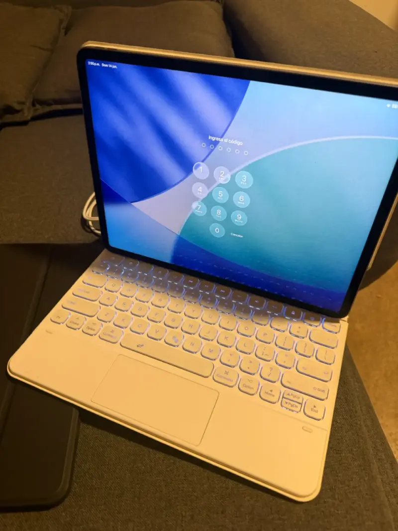 iPad Pro 12.9 M2 sexta generación con accesorios - 3