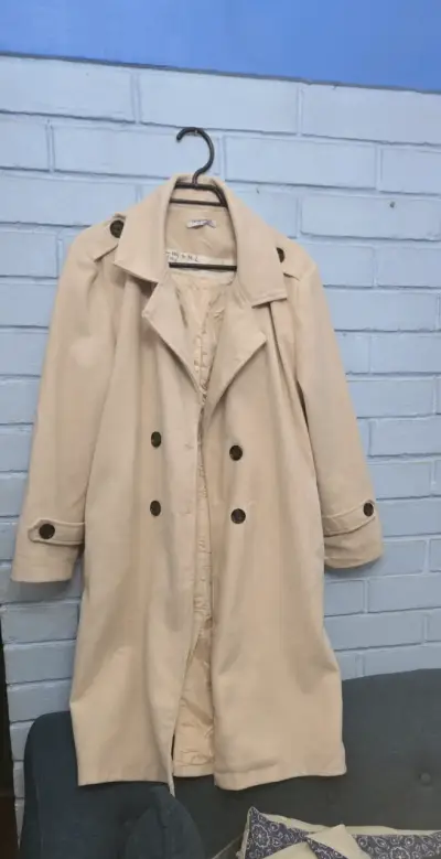 Abrigo beige de mujer con botones - miniatura 1