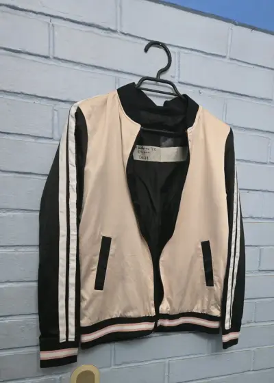Chaqueta bomber beige y negra con bordado - miniatura 1