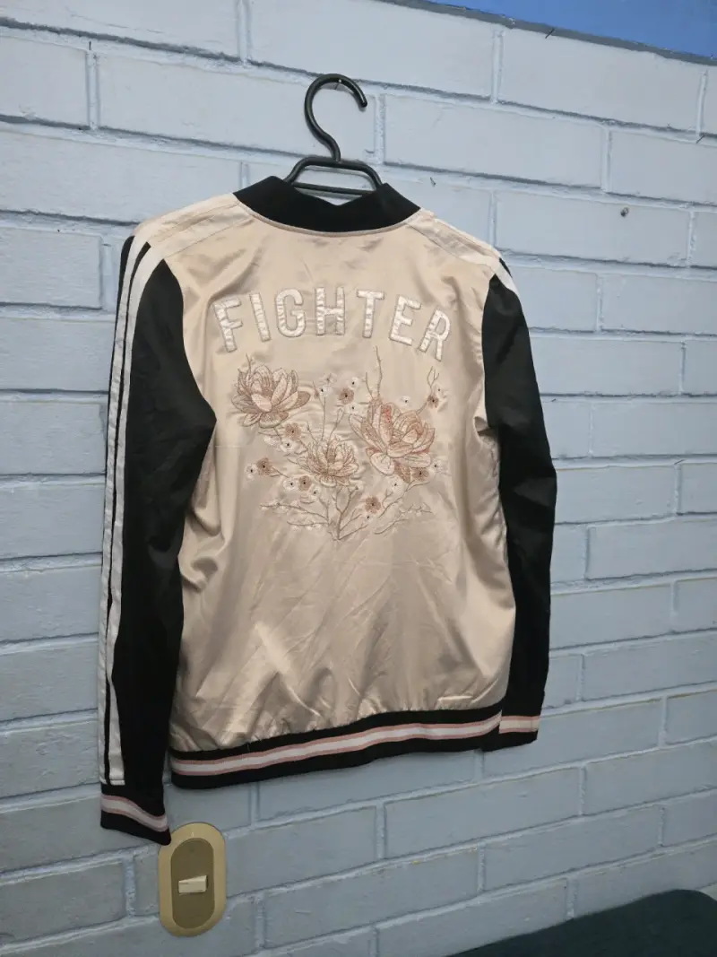 Chaqueta bomber beige y negra con bordado - 2
