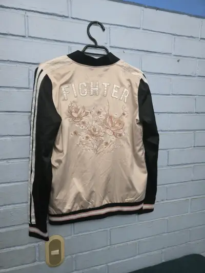 Chaqueta bomber beige y negra con bordado - miniatura 2