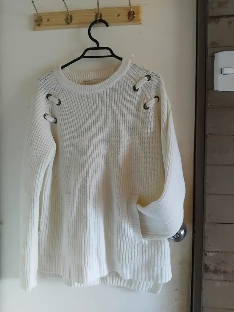 Suéter blanco con ojales decorativos
