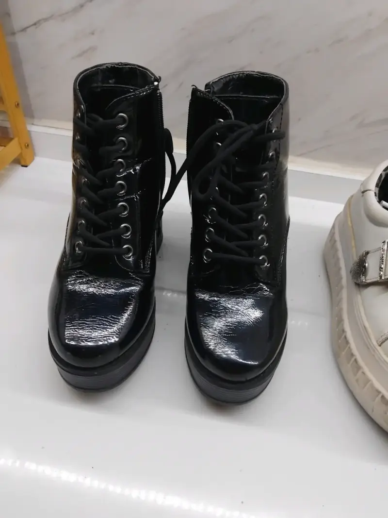 Botines de charol negro con plataforma - 1