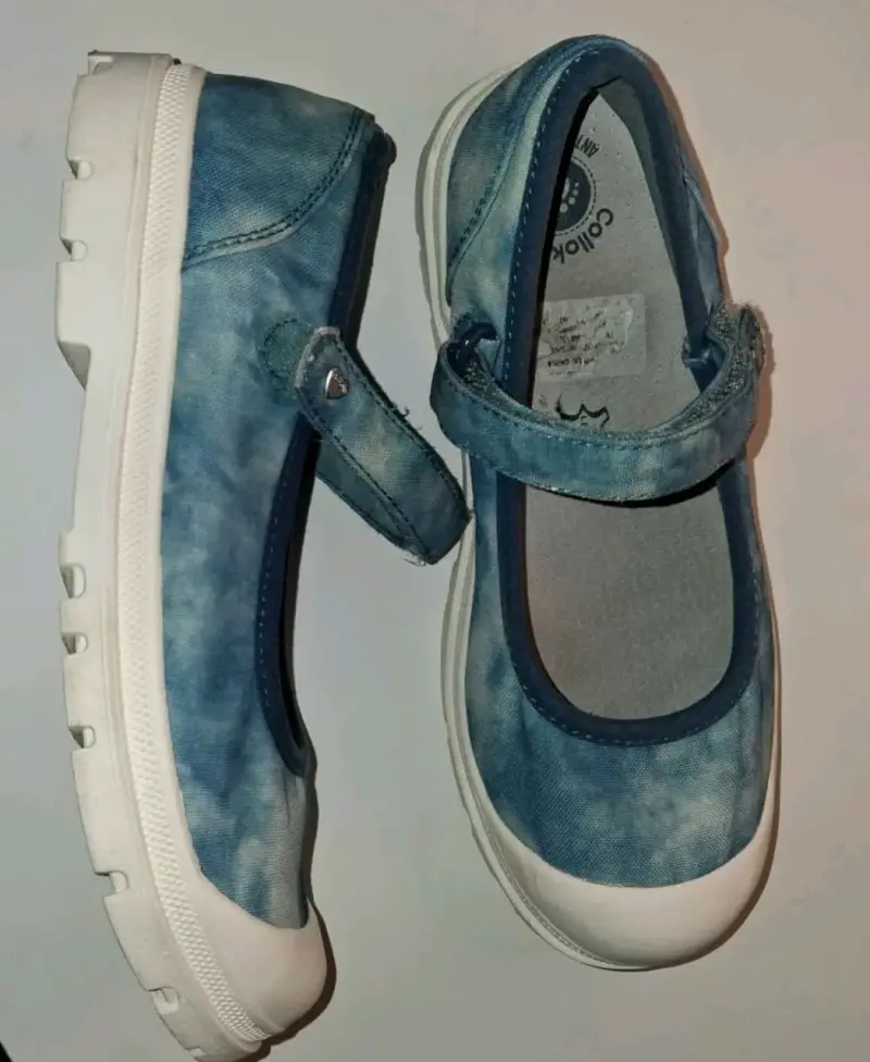 Zapatos de lona azul para niñas con correa