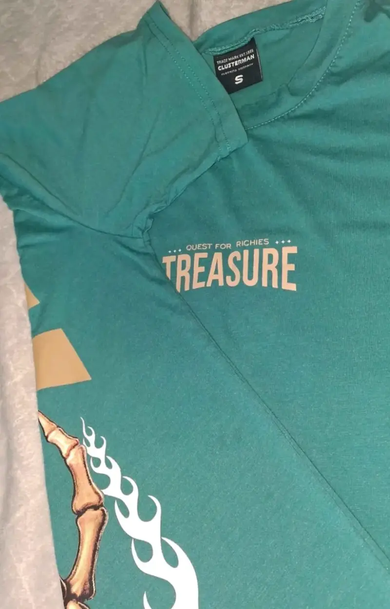 Polera verde con diseño de calavera Clusterman - 1