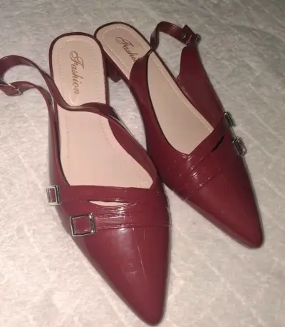 Zapatos de mujer rojos con hebilla - miniatura 1