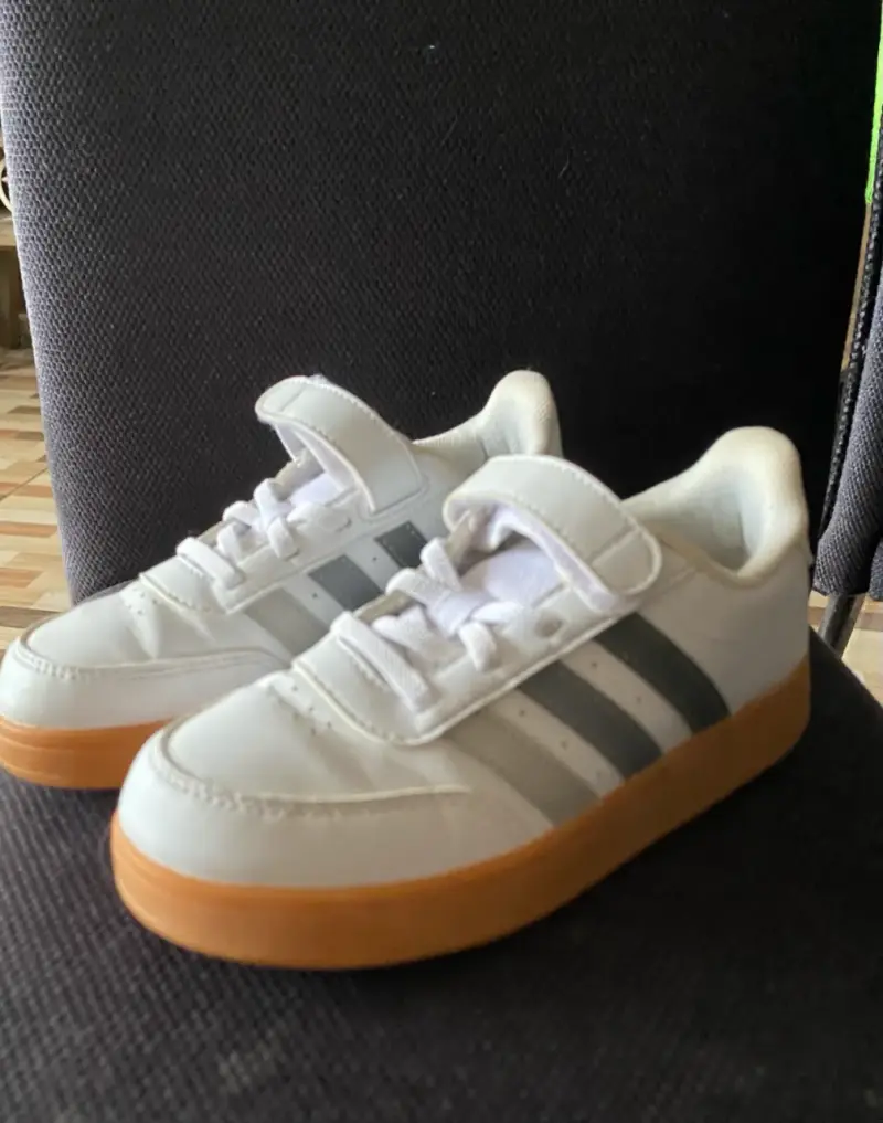 Zapatillas deportivas blancas con tiras ajustables - 1