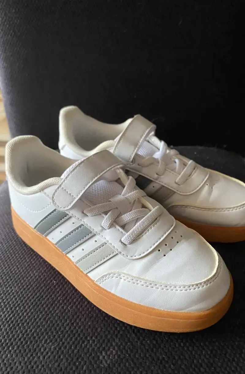 Zapatillas deportivas blancas con tiras ajustables - 2