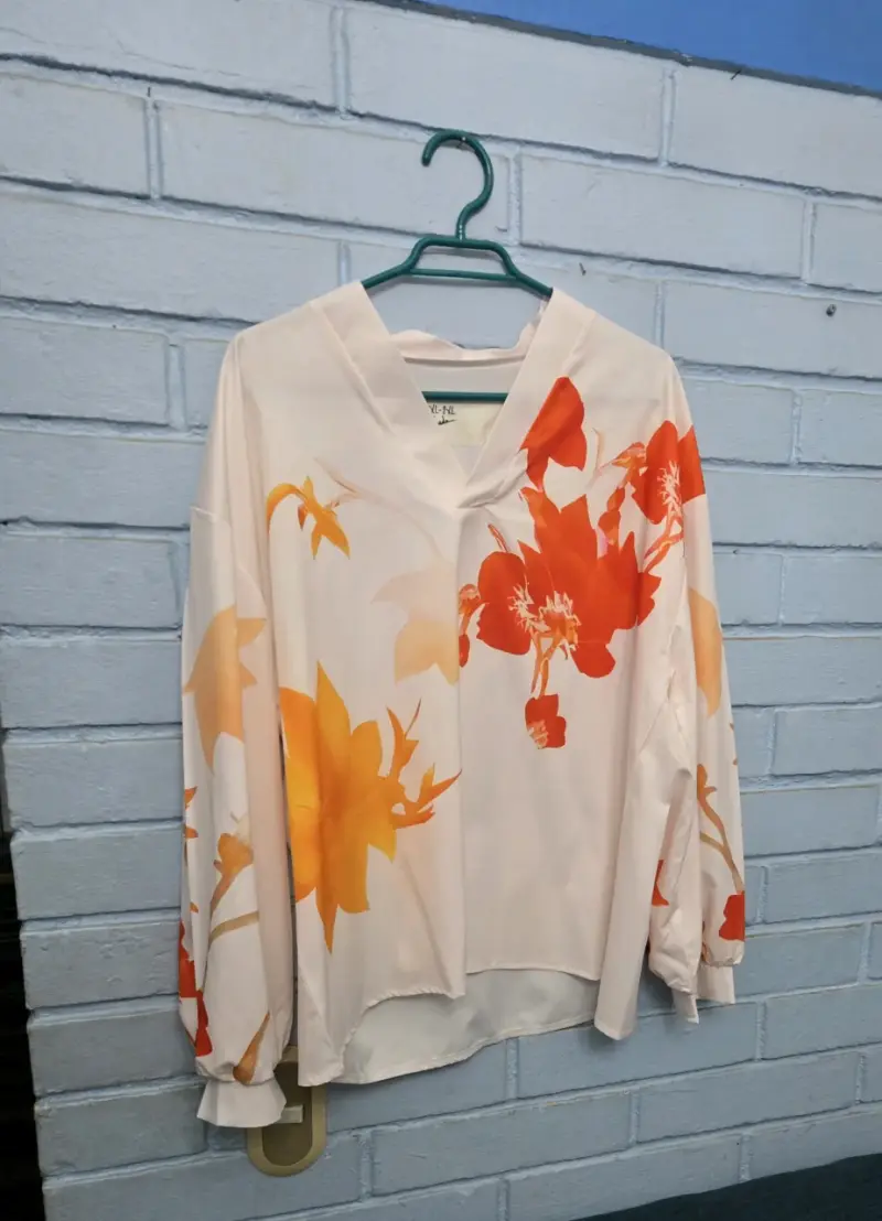 Blusa de mujer con estampado floral