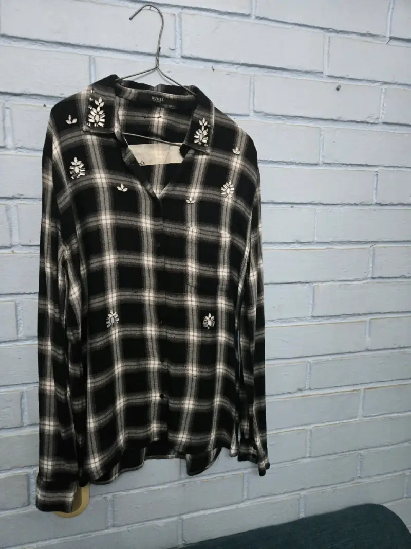 Camisa a cuadros Guess con detalles bordados