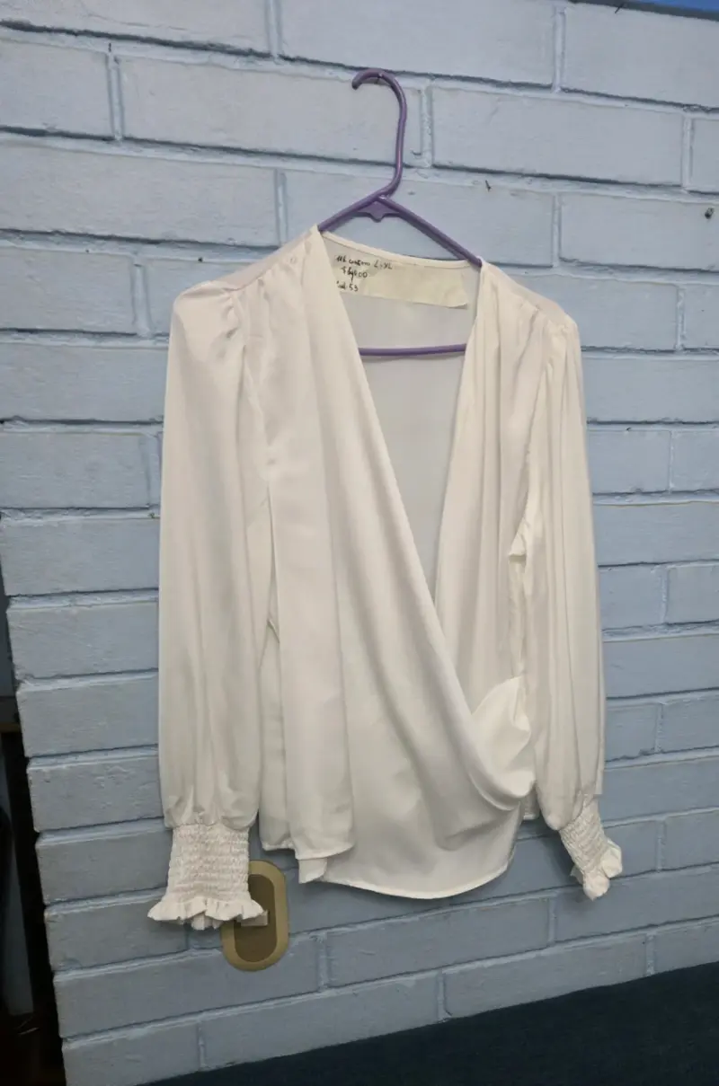 Blusa blanca con mangas largas y detalle fruncido