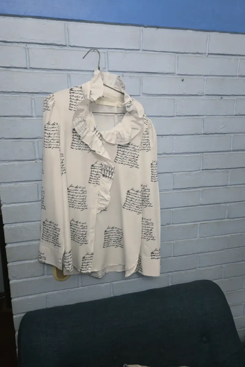 Blusa blanca con estampado de letras