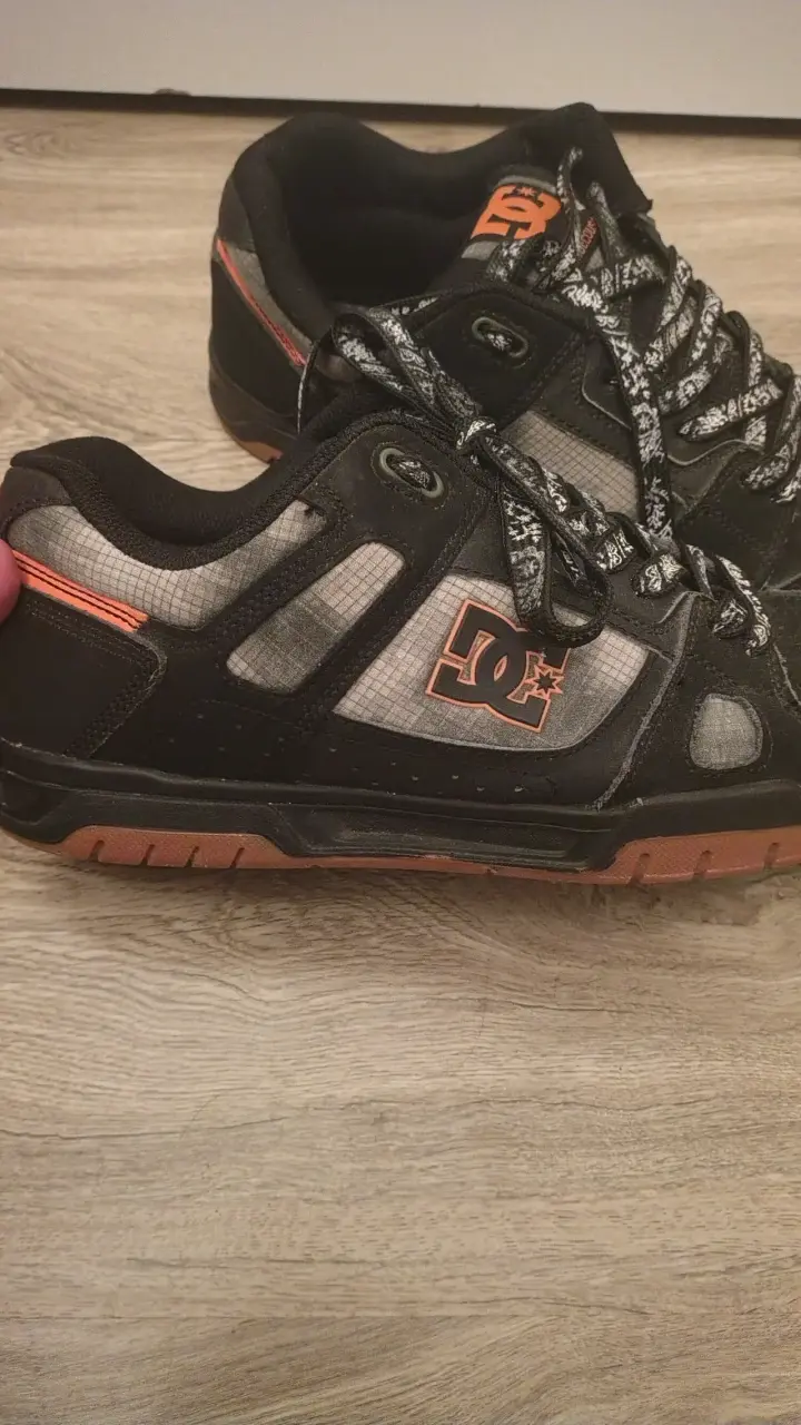 Zapatillas deportivas DC negras y naranjas