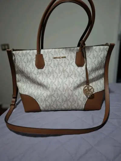 Bolso Michael Kors beige y marrón con logo - miniatura 1