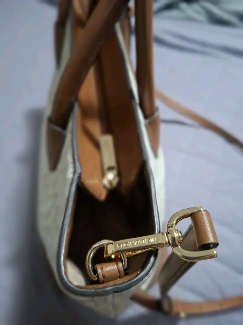 Bolso Michael Kors beige y marrón con logo - 3