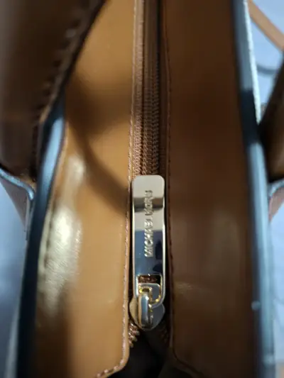 Bolso Michael Kors beige y marrón con logo - miniatura 4