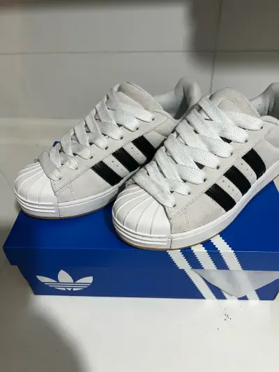 Zapatillas Adidas Superstar ST blancas y negras - miniatura 1