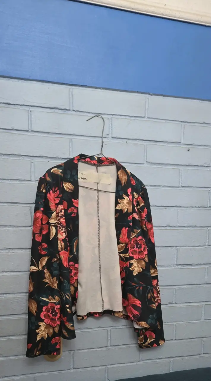 Blazer floral Shein talla M-L
