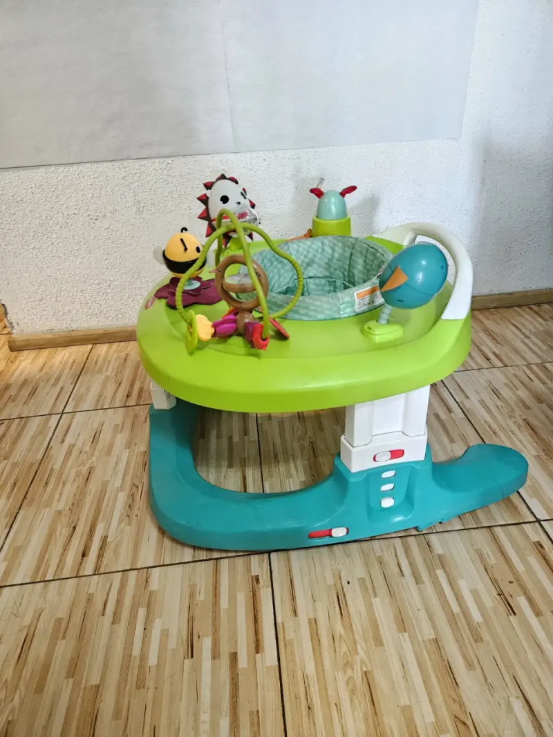 Centro de actividades para bebé con juguetes - 1