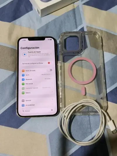 iPhone 12 Pro Max 128GB con funda y cable - miniatura 1