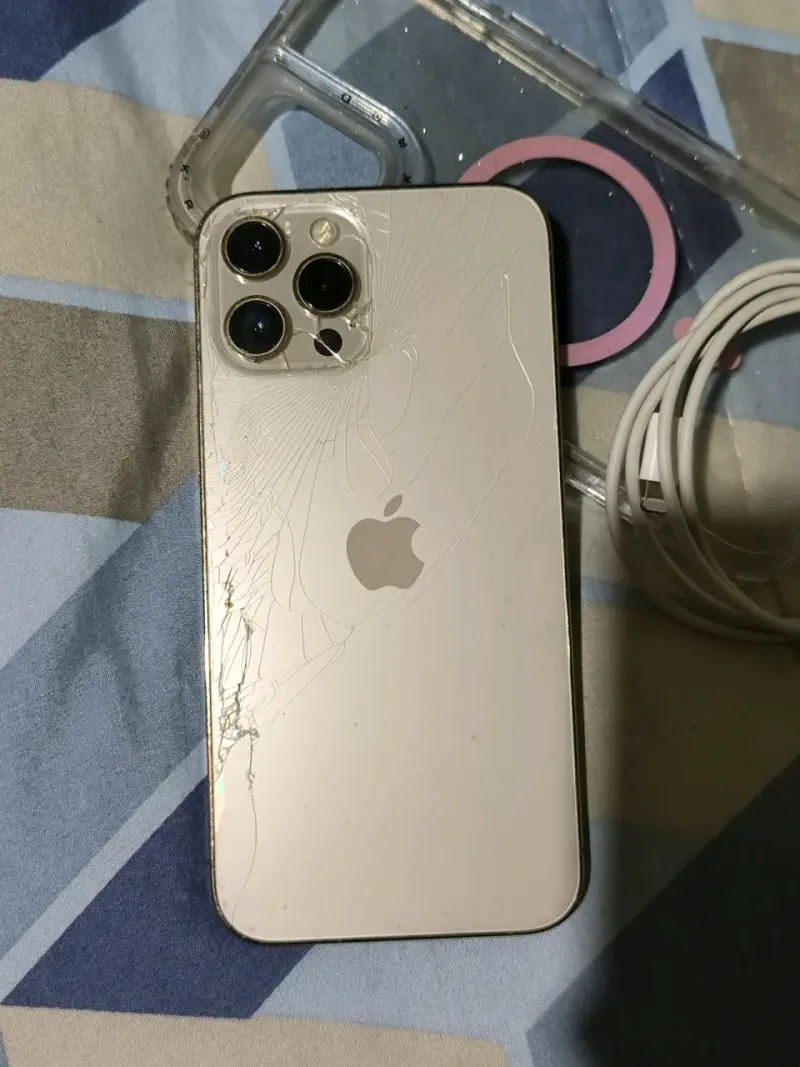 iPhone 12 Pro Max 128GB con funda y cable - 5