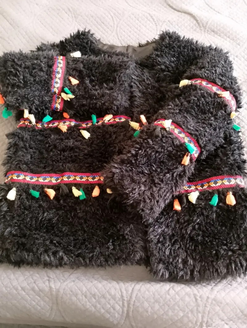 Chaqueta con flecos negra con detalles coloridos