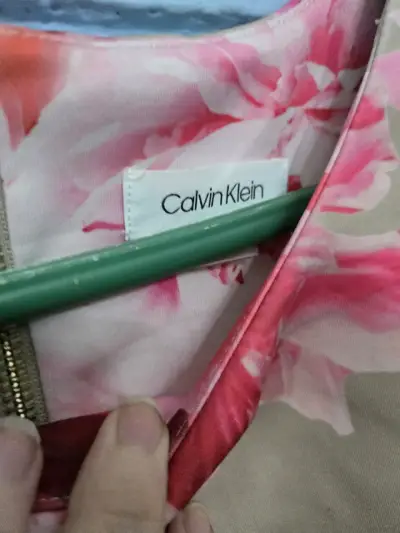Vestido floral sin mangas Calvin Klein - miniatura 2