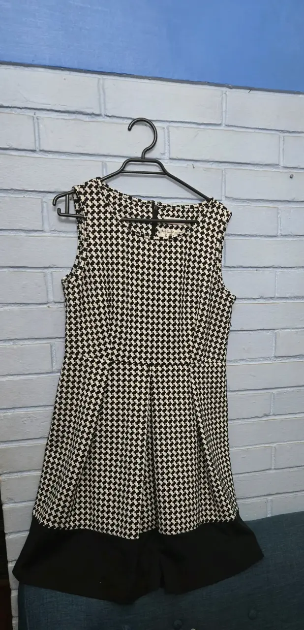 Vestido Calvin Klein blanco y negro estampado
