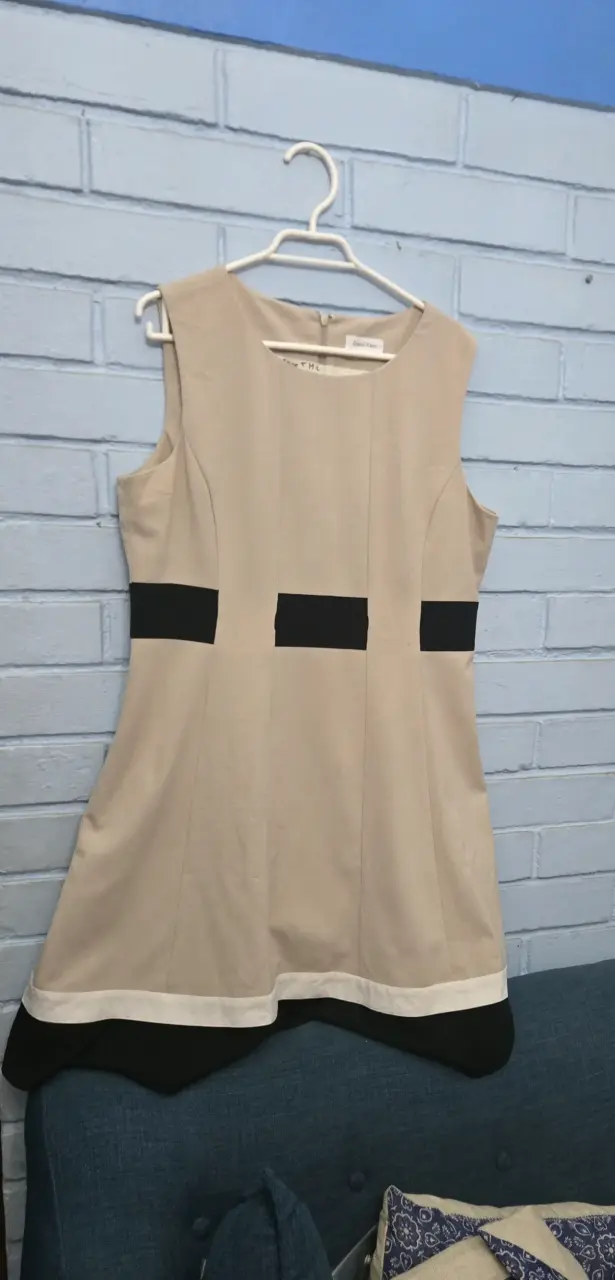 Vestido Calvin Klein beige con detalles negros - 1