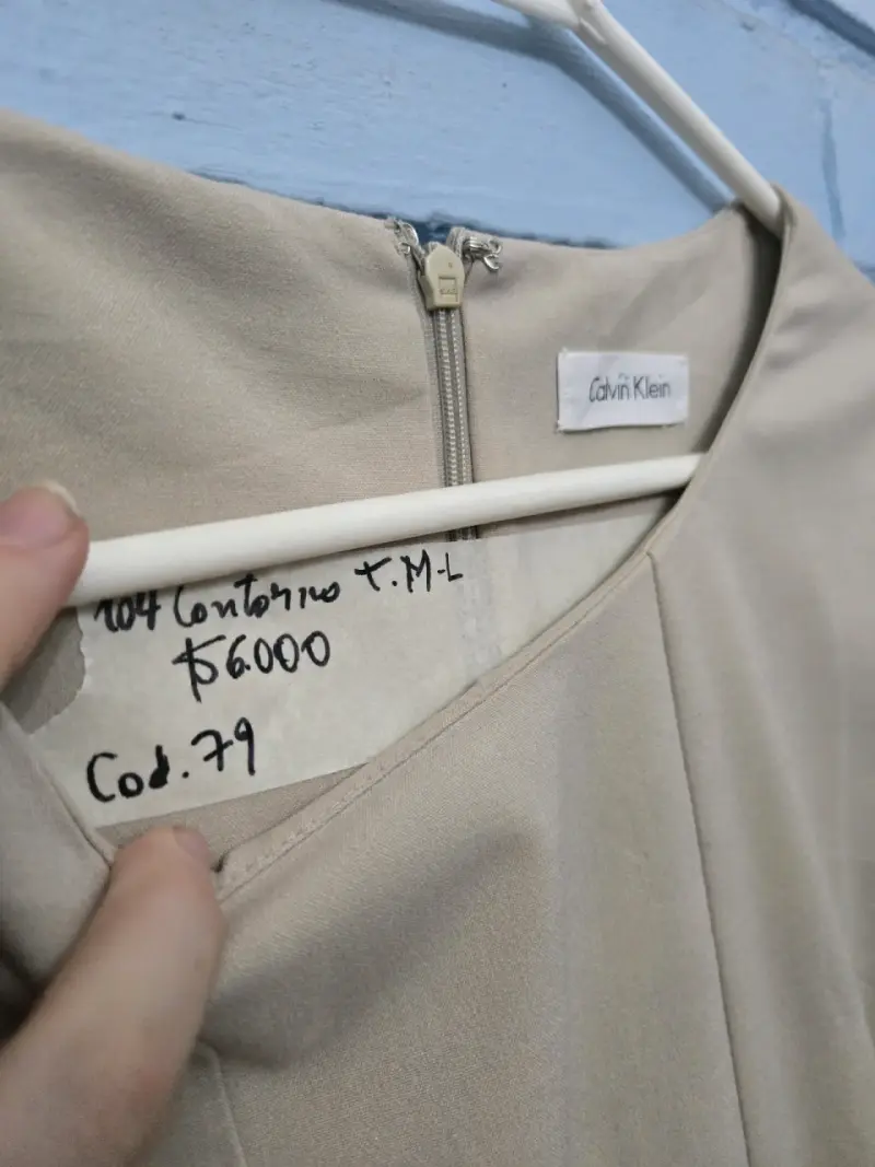 Vestido Calvin Klein beige con detalles negros - 2