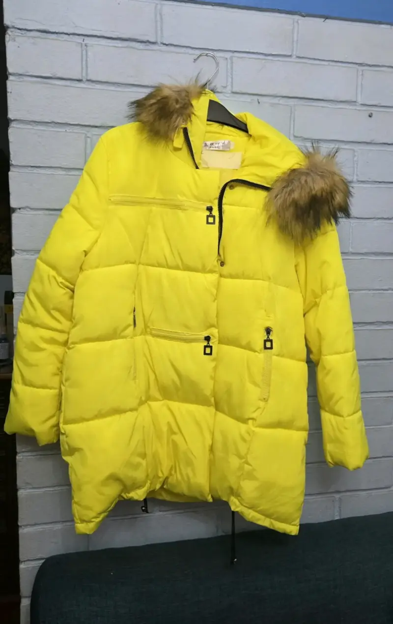 Chaqueta amarilla con capucha de piel sintética - 1