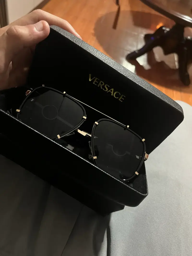 Gafas de sol Versace negras con detalles dorados - 1