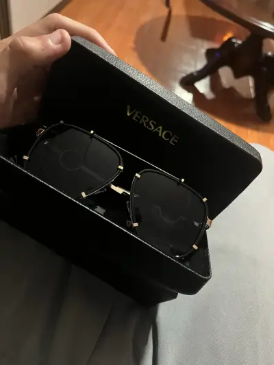Gafas de sol Versace negras con detalles dorados - miniatura 1