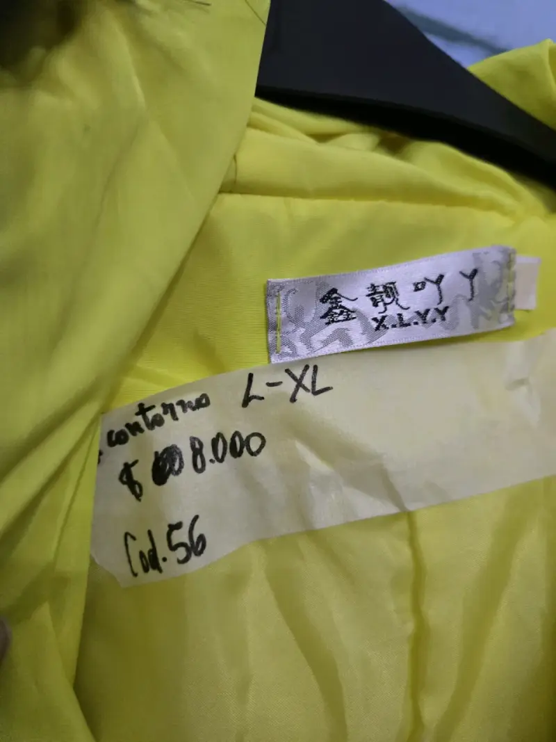 Chaqueta amarilla con capucha de piel sintética - 2