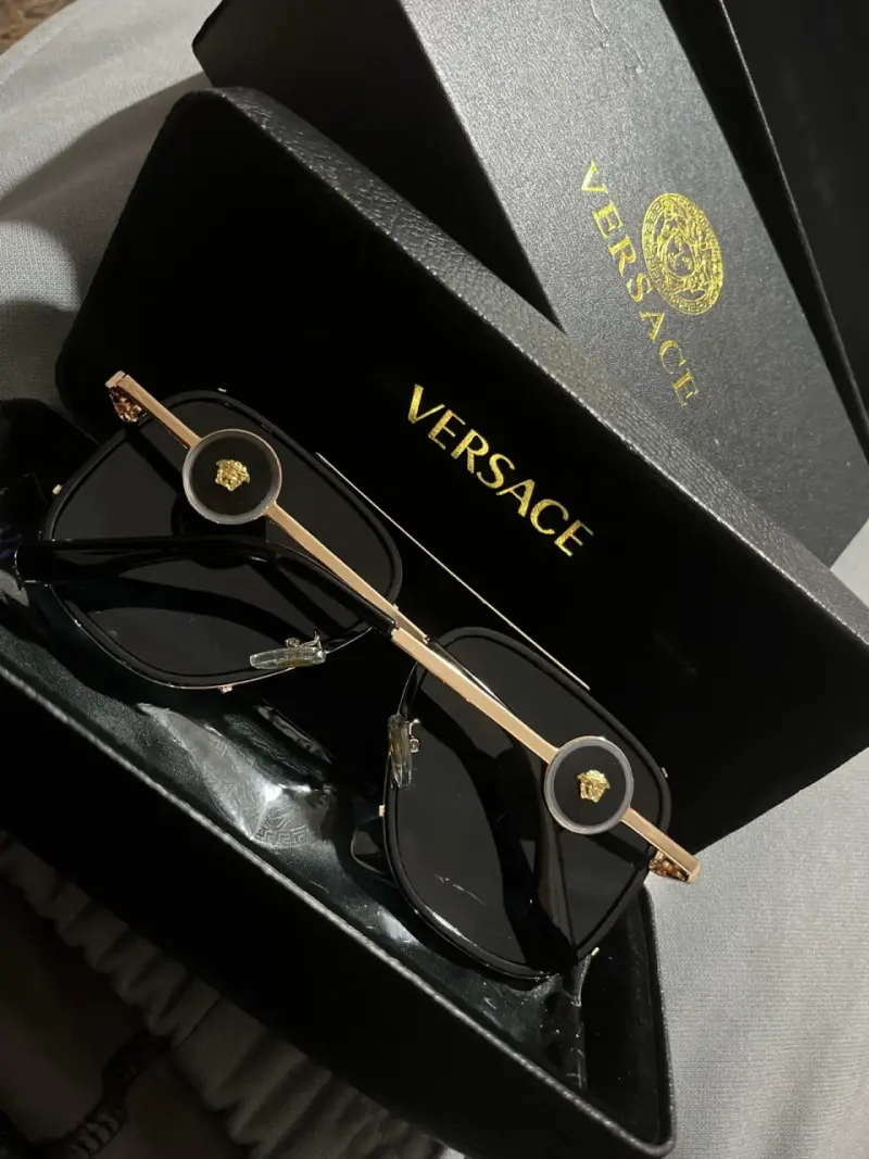 Gafas de sol Versace negras con detalles dorados - 2